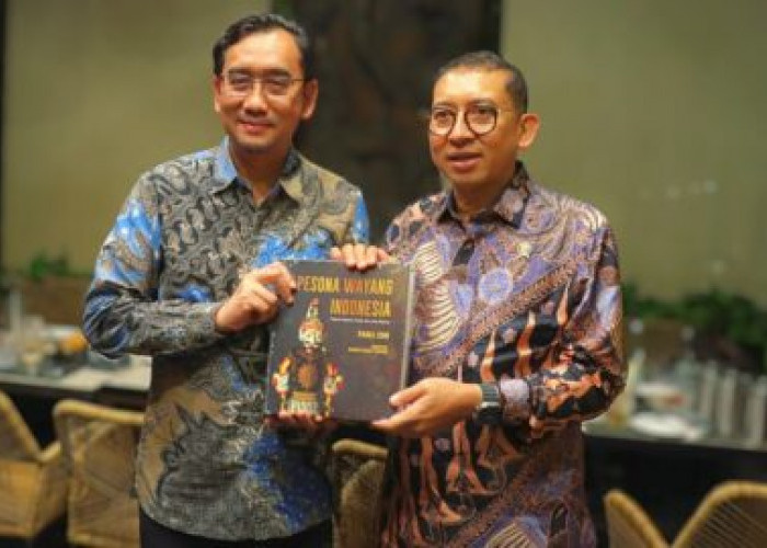 Serahkan Buku ‘Pesona Wayang Nusantara’, Menteri Kebudayaan Apresiasi Inovasi Budaya dan Teknologi Kampus UB