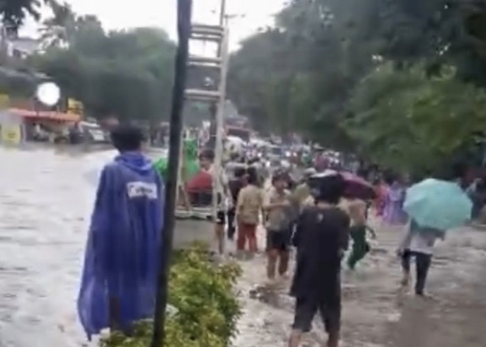 Hujan Deras Picu Banjir di Kemirahan Blimbing, Aktivitas Warga Lumpuh dan Lalin Tersendat