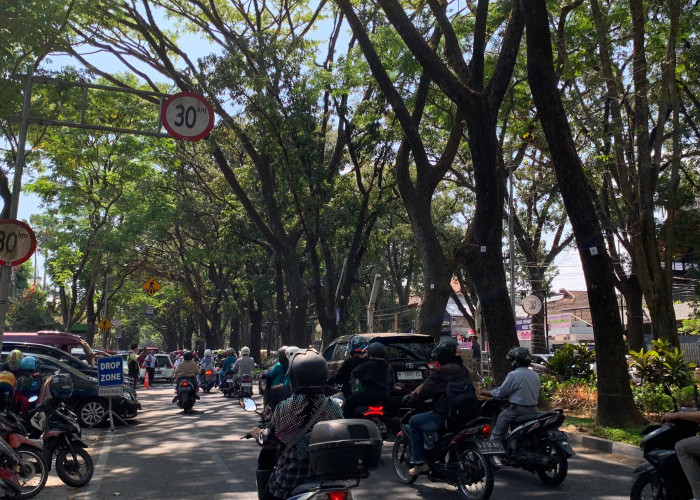 Macet Kok Dipiara! Itu yang Terjadi di Jalan Bandung Bertahun-tahun