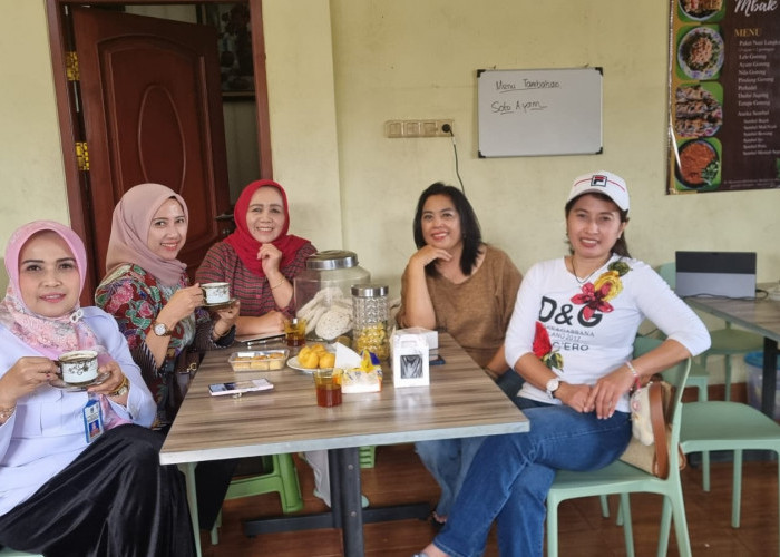 Bu Titien Mantan Kepala Diknas Batu Jualan Nasi Empok di Garasi, Laris Manis!