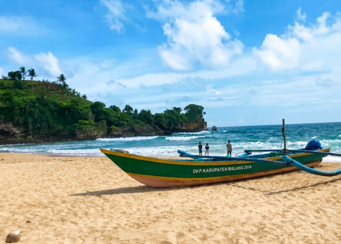 Pantai Nganteb: Pesona Ombak Ganas dan Ketenangan Religi dalam Satu Bingkai