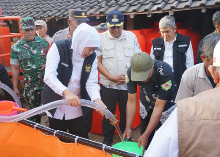 Khofifah Salurkan 120 Rit Air Bersih dan Gelar Pasar Murah di Blitar