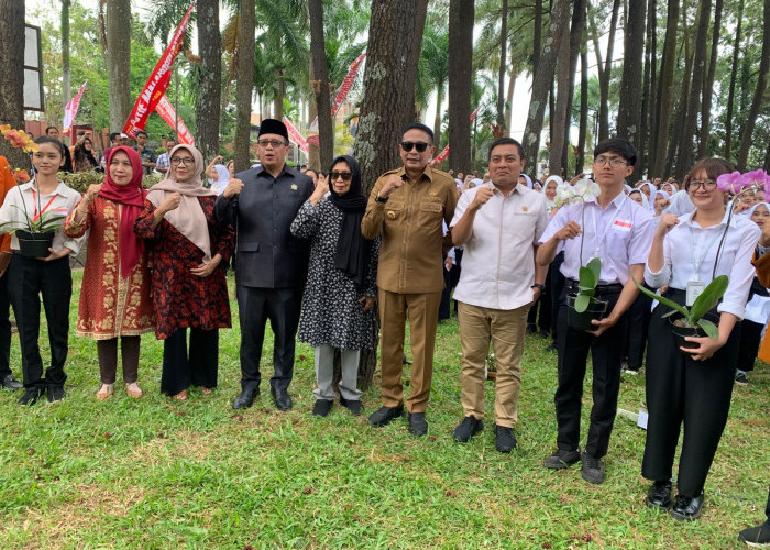 STIE Malangkucecwara Ajak Mahasiswa Baru Tanam 150 Anggrek untuk Hidupkan Kembali Citra Kota Bunga