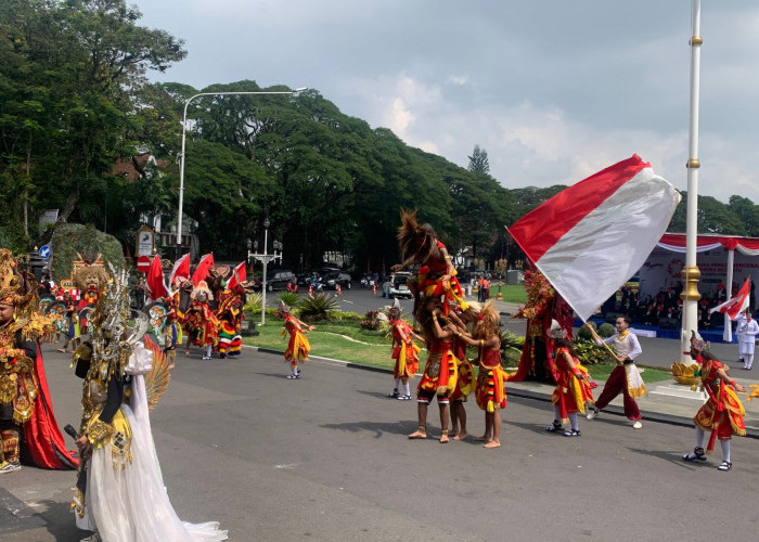 Peringati Sumpah Pemuda, 200 Pelajar Bentangkan Bendera 100 Meter di Balai Kota