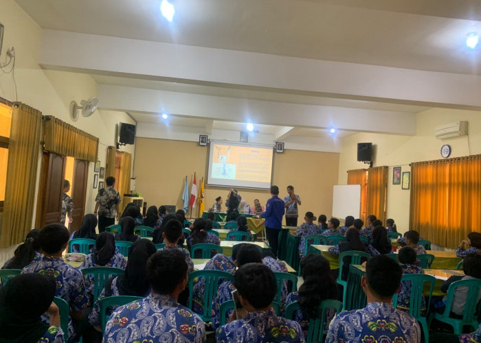 Dikira Keris Kecil, Ternyata Cundik: Siswa SMPN 21 Malang Belajar Membaca Artefak Jawa