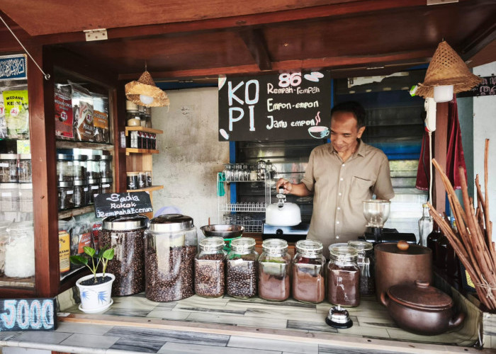 Nikmati Kopi Rempah Hangat di Kios Terminal Kota Batu, Cocok untuk Usir Dingin 