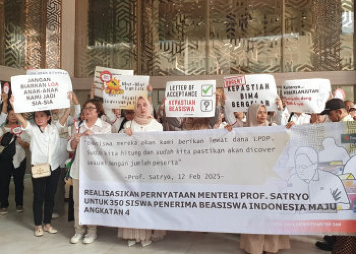 Giliran Orangtua Penerima Beasiswa Unjuk Rasa  di Kemendiktisaintek