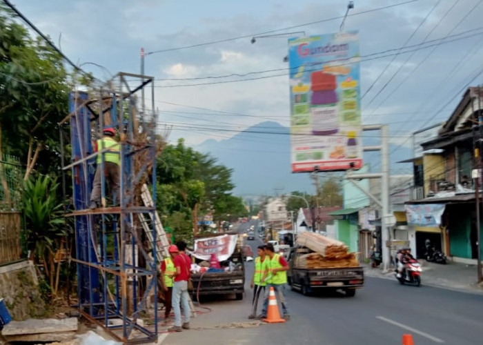 Pemkot Batu Mulai Bongkar Papan Reklame Yang Dinilai Langgar Aturan