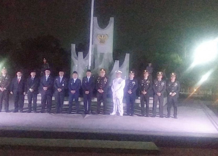 Danlanal Malang Pimpin Apel Kehormatan dan Renungan Suci di TMP Suropati Malang