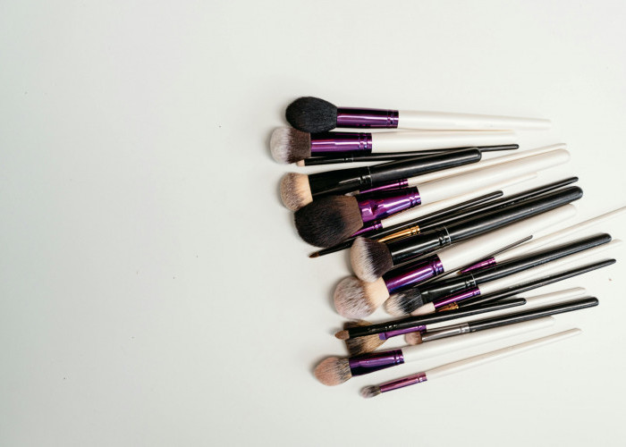 Jangan Asal Bilas! Ini 9 Tips Mencuci Brush Makeup yang Benar agar Tetap Bersih, Awet, dan Bebas Bakteri