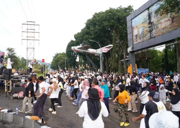 Wakil Wali Kota Batu Datangi CFD, Ikut Senam Lalu Borong Produk UMKM