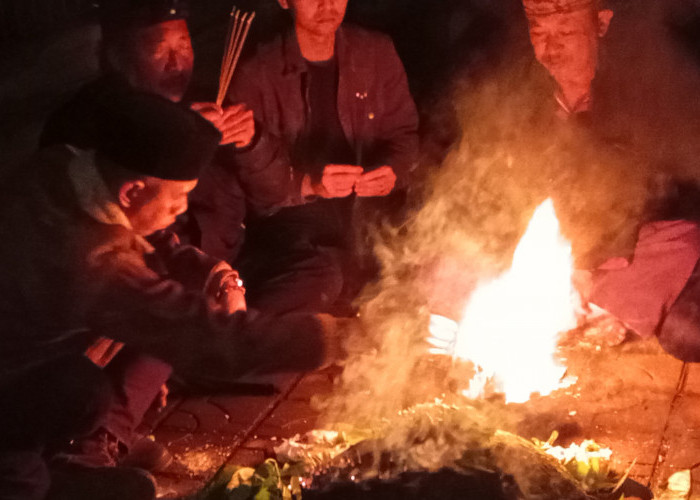 Ritual Lingga Yoni sebelum Pemagaran Kawasan Cagar Budaya Songgoriti