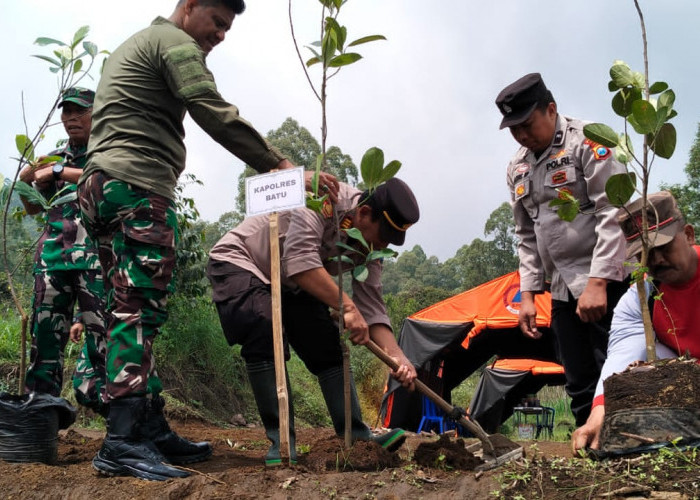 Komunitas Pecinta Alam Bersama Aparat Aksi Tanam Pohon di Lereng Panderman Kota Batu