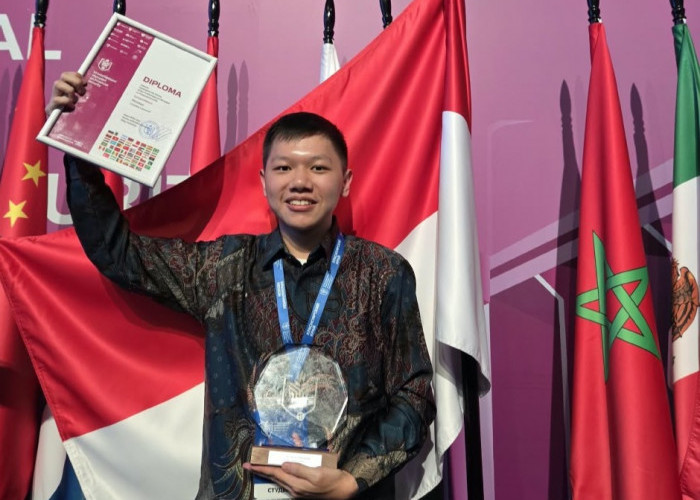 Mahasiswa UB Charles Leonard Moniaga Raih Emas Skor Sempurna 100 di Olimpiade Internasional Rusia