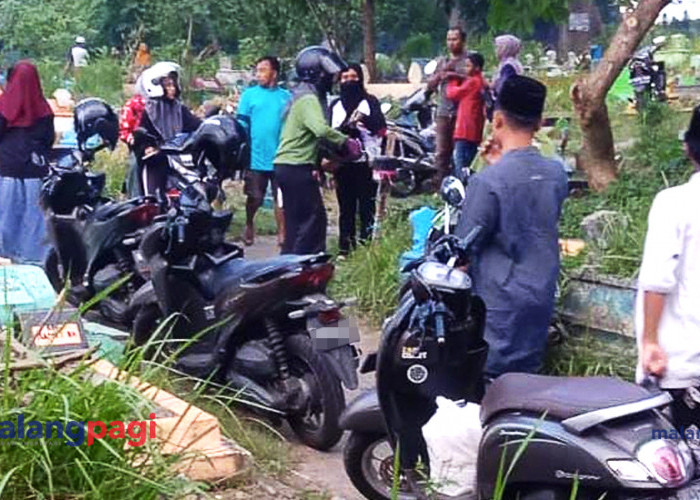 Jelang Ramadan dan Libur Panjang, TPU Kasin Malang Dipadati Peziarah, Penjual Bunga Kebanjiran Pembeli