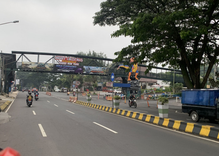 Lalu Lintas Jalan Insinyur Soekarno Depan Jatim Park 3 Ramai Lancar di Awal Libur Akhir Tahun