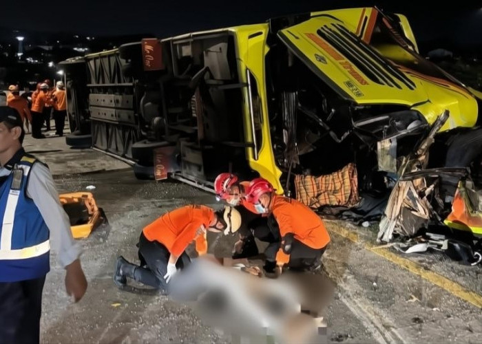 Hati-Hati Perjalanan Liburan Nataru! Bus Pariwisata Remuk Terguling di Tol Semarang, 15 Tewas 19 Luka