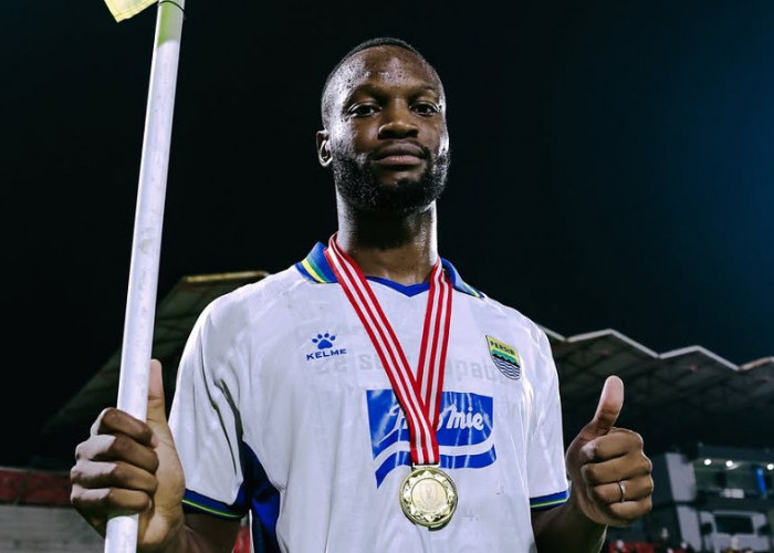Mutombo Curi Perhatian Saat Persib Rayakan Gelar Dewata Cup, Pose Bapak-Bapak Jadi Sorotan