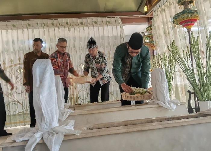 HUT ke-25 Kota Batu, Wali Kota Nurochman Ziarah ke Makam Mbah Mbatu dan Tokoh Pendiri