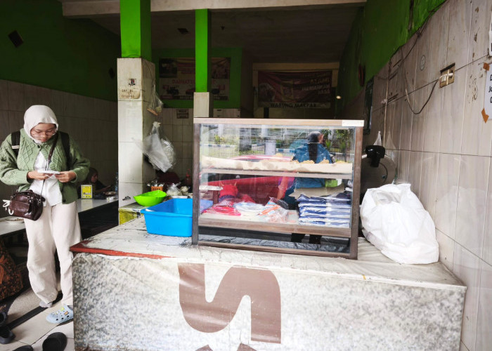 Warung Mak Par, Langganan Nasi Lalapan Jumbo Harga Mahasiswa 