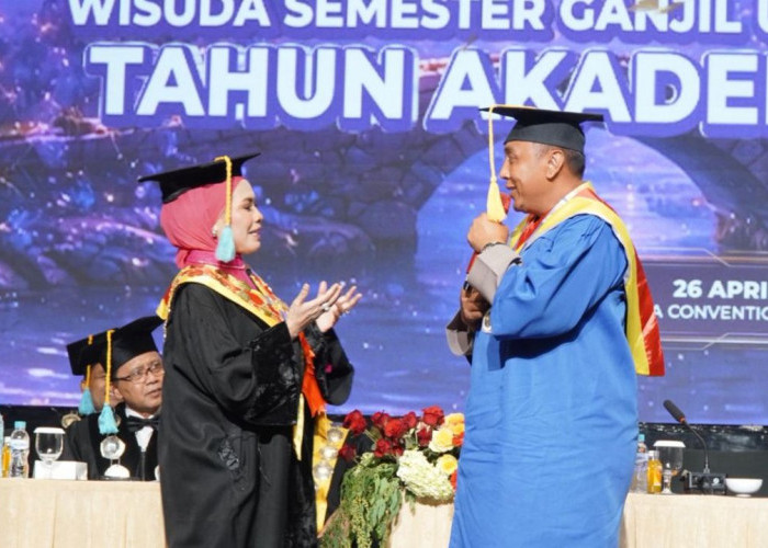 Aipda Purnomo ‘Polisi Belajar Baik’ Wisuda S2, Viral Jadi Penolong ODGJ, Dulu Banyak Utang, Jualan Soto