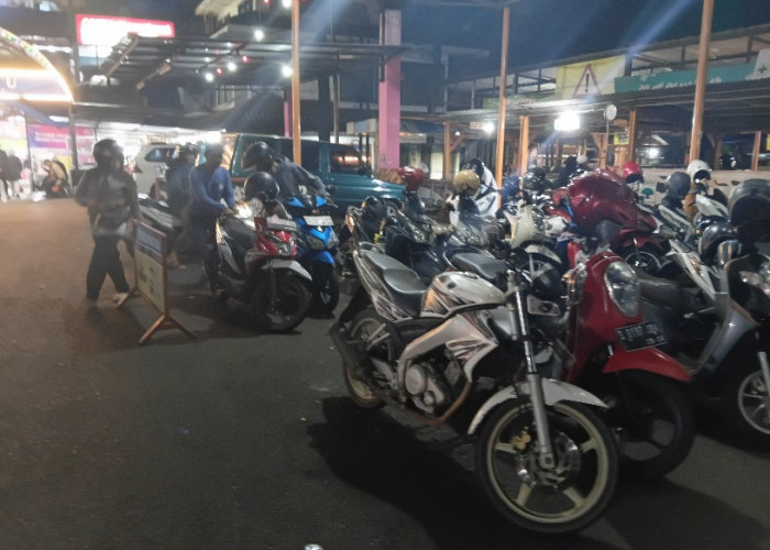 Berkah Tahun Ajaran Baru, Juru Parkir di Pusat Perbelanjaan Kota Batu Panen Rezeki