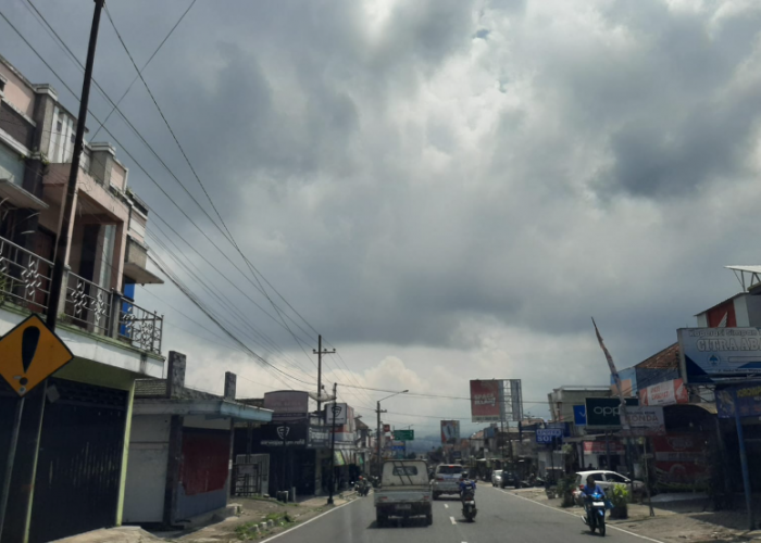 Cuaca Malang Raya 15 April, 32 Kecamatan Berawan, 5 Hujan Ringan, Jatim Masih Waspada Hujan Sedang-Lebat