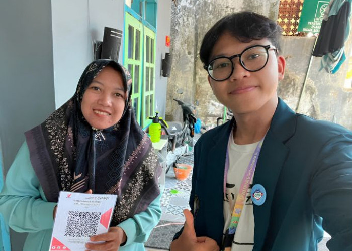 Mahasiswa PKM FEB UB Dampingi UMKM Desa Kepuharjo Buat QRIS, Dorong Transaksi Non-Tunai