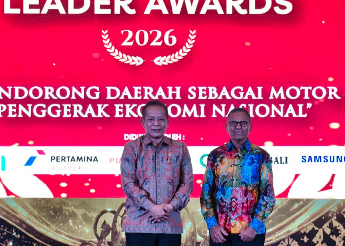 Menkop Ferry Hadir dan Apresiasi Disway Top Regional Leader Awards, Ungkap Progres Koperasi Desa Merah Putih