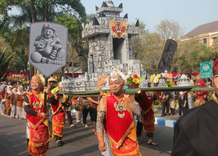 FIB UB Bawa Kerajaan Singhasari ke Parade HUT ke-81 RI, Ada Ken Arok hingga Mpu Gandring