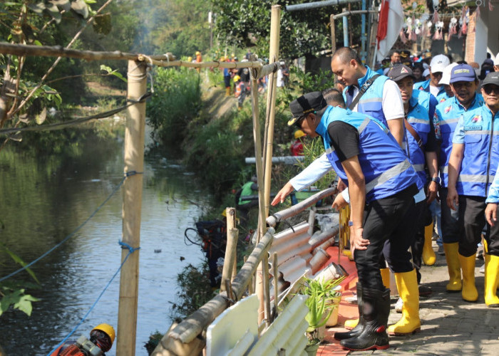 Ribuan Warga Kota Malang Lakukan Aksi World Cleanup Day, Sasarannya Bersih-Bersih Sungai Metro