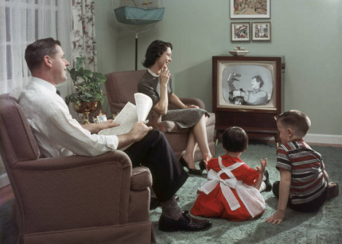 Hari Televisi Sedunia 21 November 2025: Dari Panggung Global ke Malang Raya, Media Lama yang Terus Berevolusi