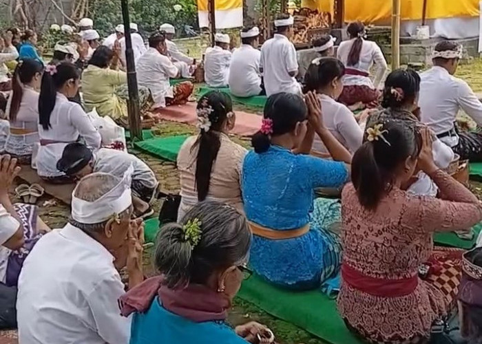 Umat Hindu Malang Raya Peringati Galungan di Pura Indrajaya, Bumiaji, Kota Batu