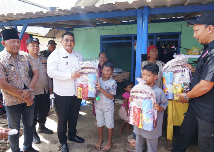 Pemkab Malang Bantu Korban Banjir Sumbermanjing Wetan Berupa Kompor dan Alat Tulis