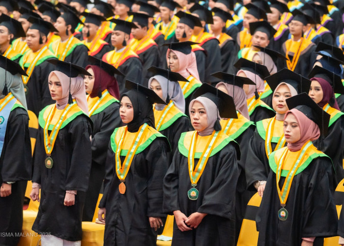 Wisuda ke-75 Unisma, Rektor Ajak Wisudawan Berpose dengan Gestur Unisma Terbang Melesat 