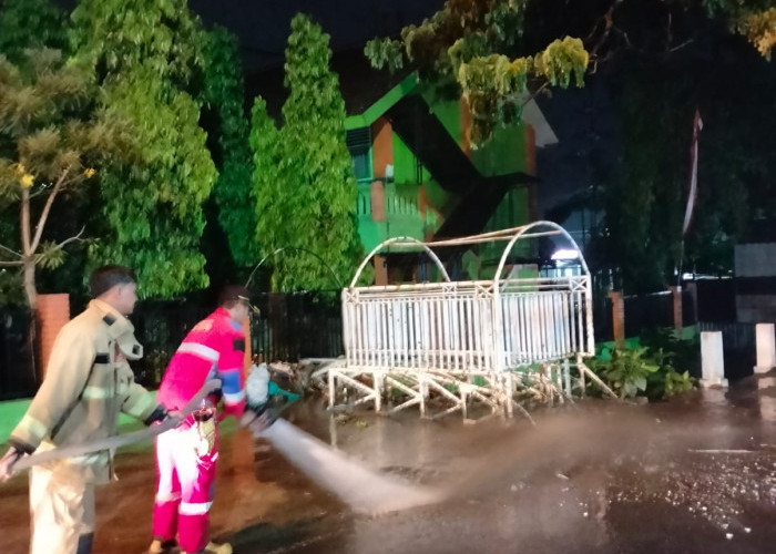 Hujan Deras Picu Banjir-Longsor di Batu, Damkarmat Bersihkan Lumpur di Tlekung-Mojorejo