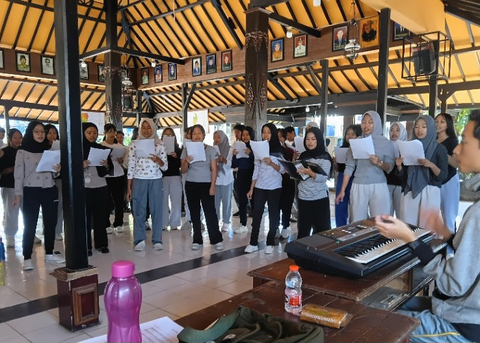 Sambut Siswa Baru, Tim Paduan Suara 'Spy Voice' SMA 1 Batu Siapkan Penampilan Memukau dan Menantang