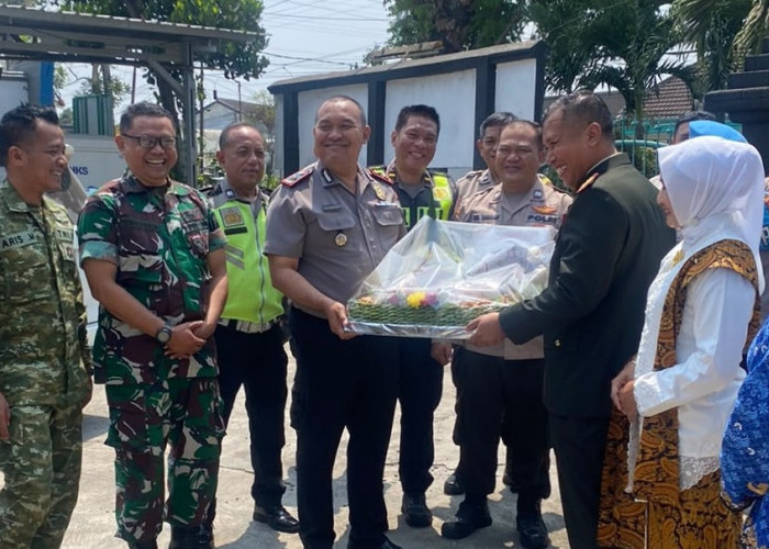 HUT ke-81 TNI, Polresta Malang Kota Kirim 7 Tumpeng Perkuat Soliditas TNI-Polr