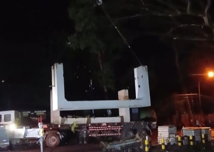 Gorong-Gorong Beton Pedesterian depan SMPN 3 Kota Batu Dipasang, Tiang-Tiang Internet dan Rambu Dirobohkan  