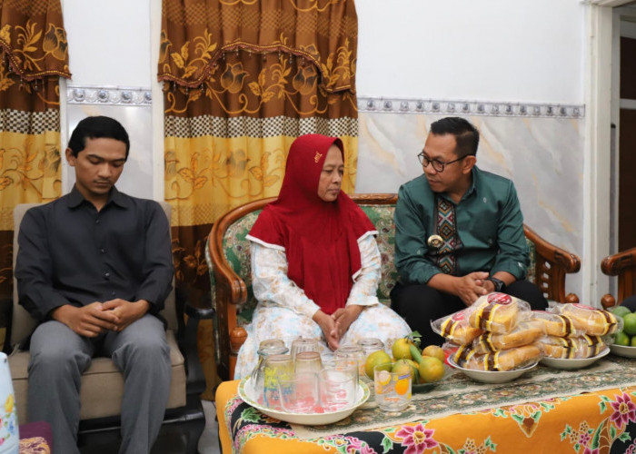 Wali Kota Batu Serahkan Santunan Kematian Rp74 Juta untuk Almarhum Linmas dan Guru Ngaji di Giripurno