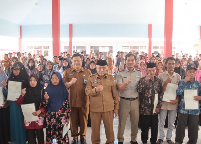 Bupati Sanusi Serahkan Sertifikat Tanah Hasil Retribusi 2025 di Empat Desa Wilayah Tirtoyudo