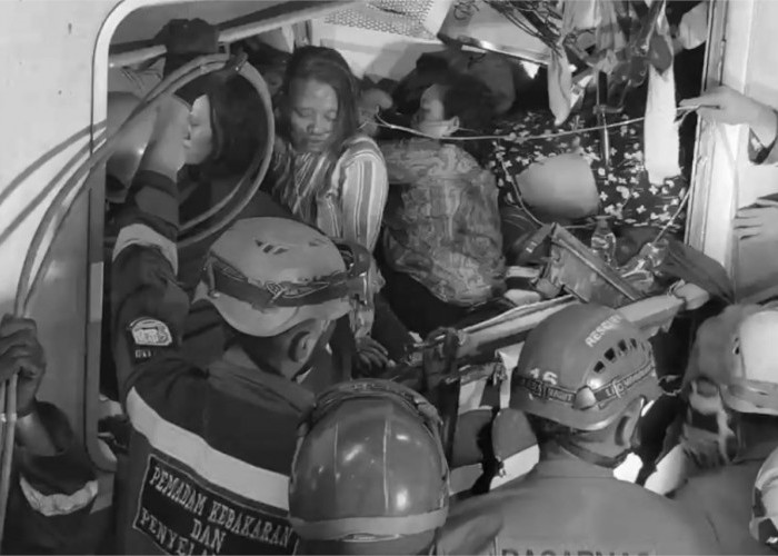 Update Kecelakaan KA di Bekasi: 7 Korban Meninggal, 50 Dirawat di RSUD Bekasi, Evakuasi Masih Berlangsung