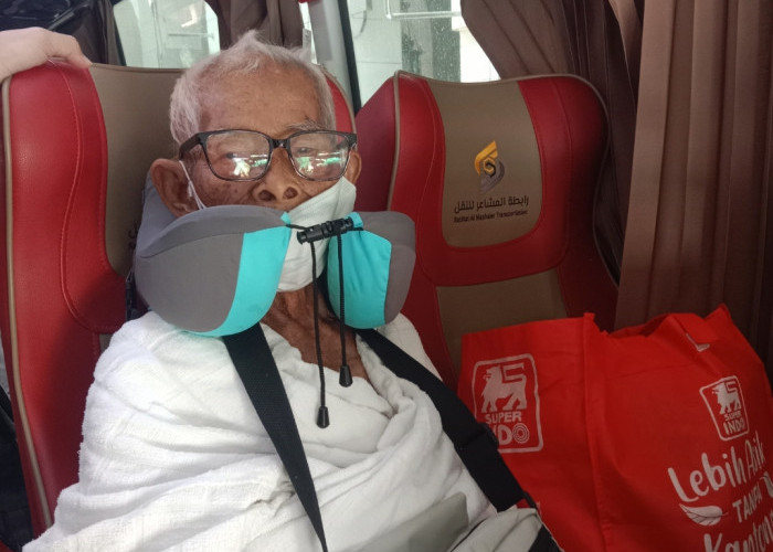 Mbah Mardi, Jemaah Haji Tertua RI, Digendong untuk Naik Bus Madinah-Makkah, Tidak Turun Bus di Bir Ali