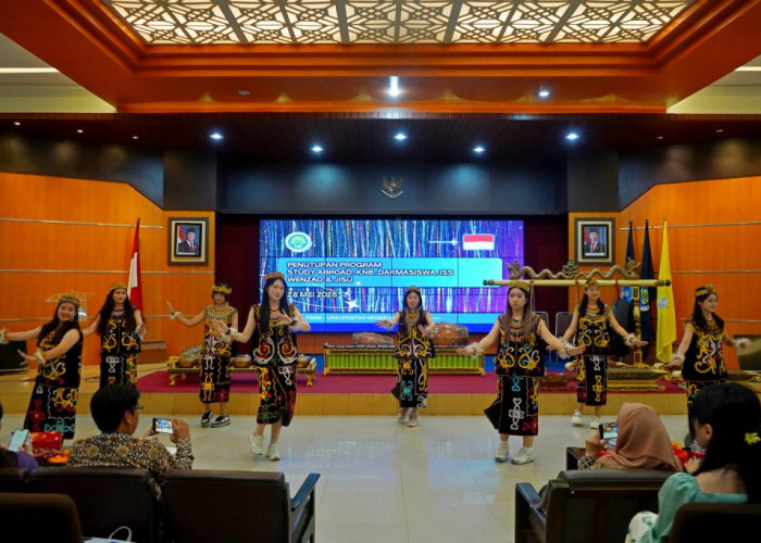 Rayakan Kelulusan, Mahasiswa Internasional di UM Menari Diiringi Gamelan 