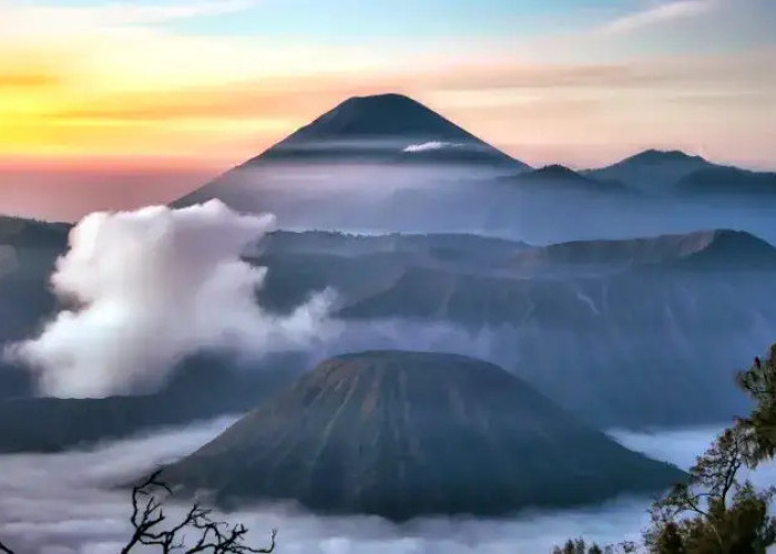 Gunung Malang Raya 14 Oktober, Semeru Siaga, Bromo 11-24°C, Gelombang Laut 2,9 Meter
