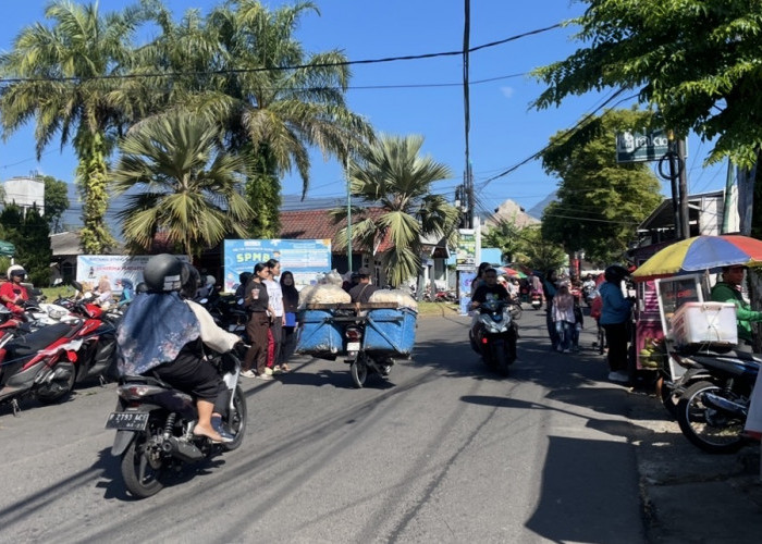 CFD Jalan Raya Dermo Dipadati Warga, UMKM hingga Parkir Motor Membeludak