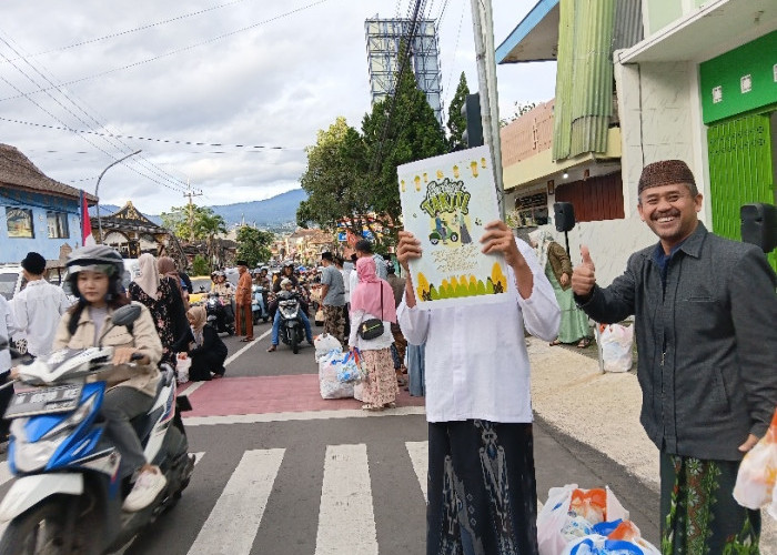 Latih Siswa Sedekah, MTs Hasyim Ashari Kota Batu Bagikan Ratusan Paket Takjil Swadaya Mandiri