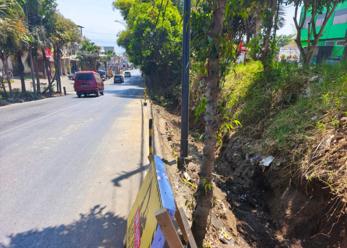 Trotoar Jalan Abdul Gani Kota Batu Mulai Dibangun, Proyek Dikerjakan Malam Hari