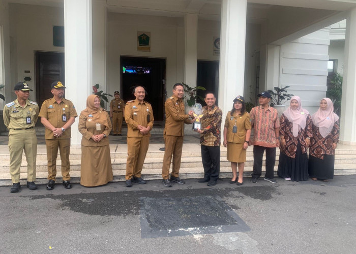 Wali Kota Malang Serahkan Penghargaan ProKlim, RW 02 Arjosari Dinilai Unggul Kelola Lingkungan