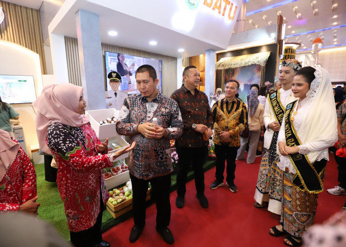 Wali Kota Batu Bagi-Bagi Apel dan Kenalkan Produk UMKM Kota Batu di ICE 2025
